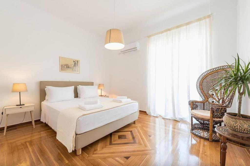 Appartamento Casa Pamisou near Attiki metro station Atene Esterno foto