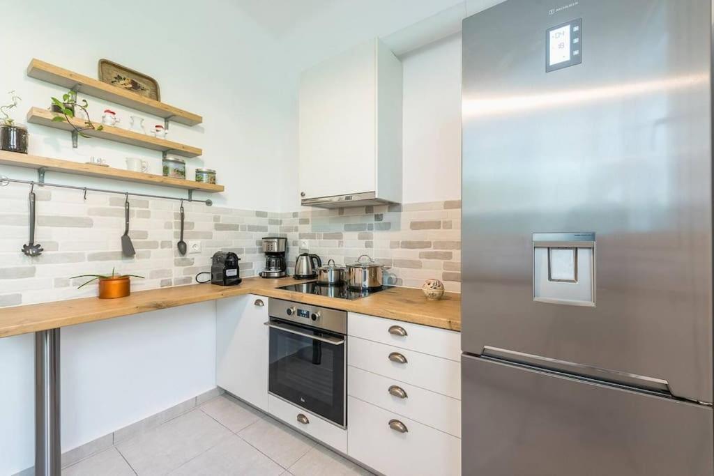 Appartamento Casa Pamisou near Attiki metro station Atene Esterno foto
